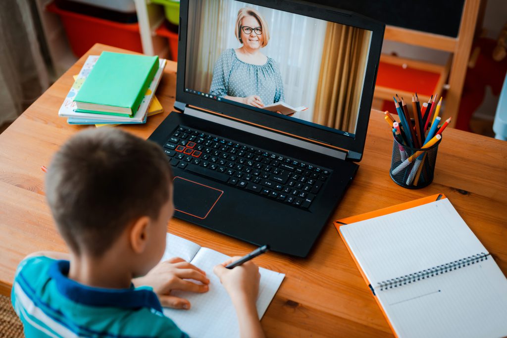 child_on_laptop