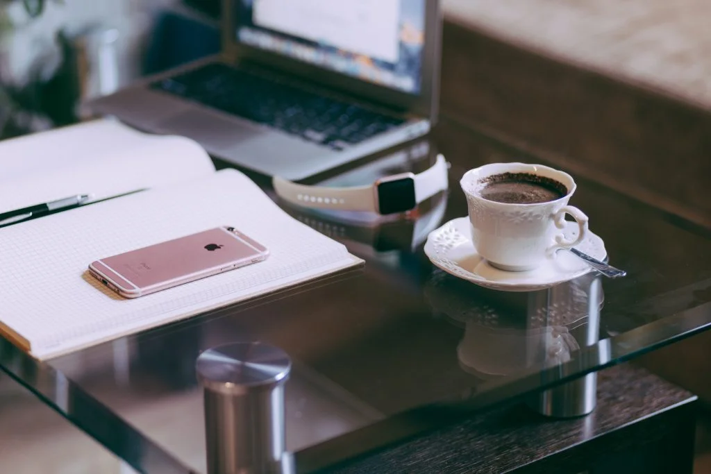 iphone_iwatch_and_macbook_working_home